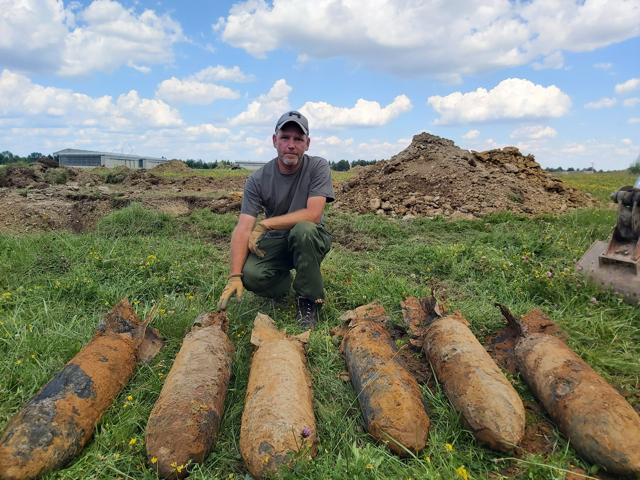 Sprengbombe 6x SD70 mit Leitwerk Penzing 2022.jpg