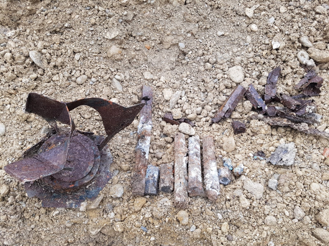 Bombenleitwerk mit Stabbrandbomben München 2019.jpg