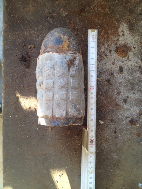 9cm preusische Sprenggranate 1855, sog. Bleihemdgranate, Fröttmaning 2014.JPG