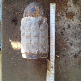 9cm preusische Sprenggranate 1855, sog. Bleihemdgranate, Fröttmaning 2014.JPG
