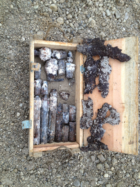 Stabbrandbomben 4 lbs. und Bombensplitter, München 2013.JPG