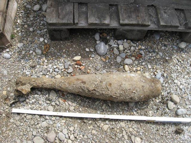 12cm Mörsergranate dt München- Pasing, 2012.JPG