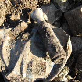 AT-Mine und Munitionsteil Rakete.JPG