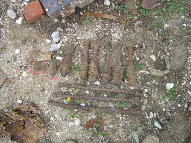 Werfergranaten + MG42-Läufe, Garmisch, 2009.JPG